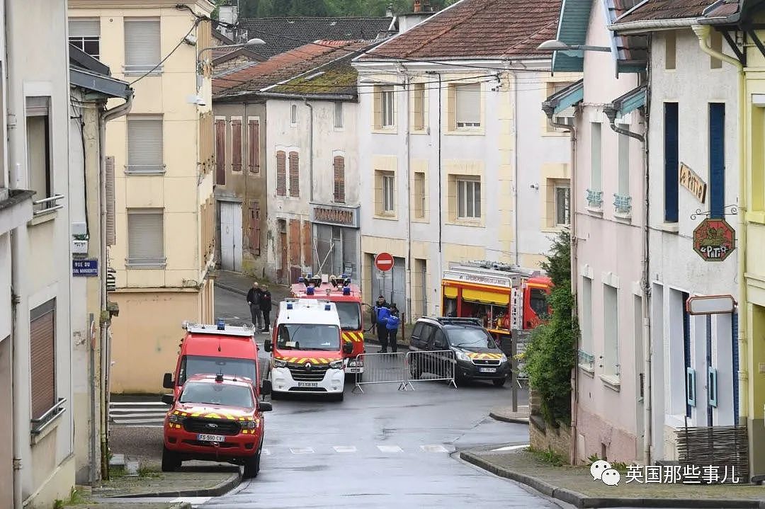 391公斤女士被困家中，法国出动60多人拆墙才把她送上救护车？（组图） - 1