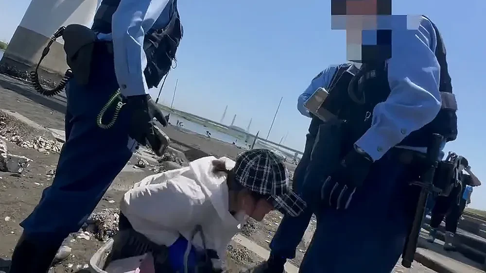 中国大妈向日本警察“哭跪求饶”，挖牡蛎乱扔壳！哀嚎：我老人家你放过我吧（组图） - 2
