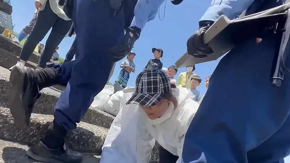 中国大妈向日本警察“哭跪求饶”，挖牡蛎乱扔壳！哀嚎：我老人家你放过我吧（组图） - 1