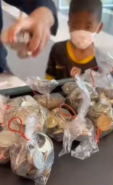 母亲节最佳礼物！泰国男童储一箱零钱，惊喜买戒指送妈妈（组图） - 3