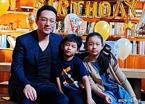 汪小菲与儿女合影照惹争议：两个孩子都没有笑容，很压抑的样子（组图）