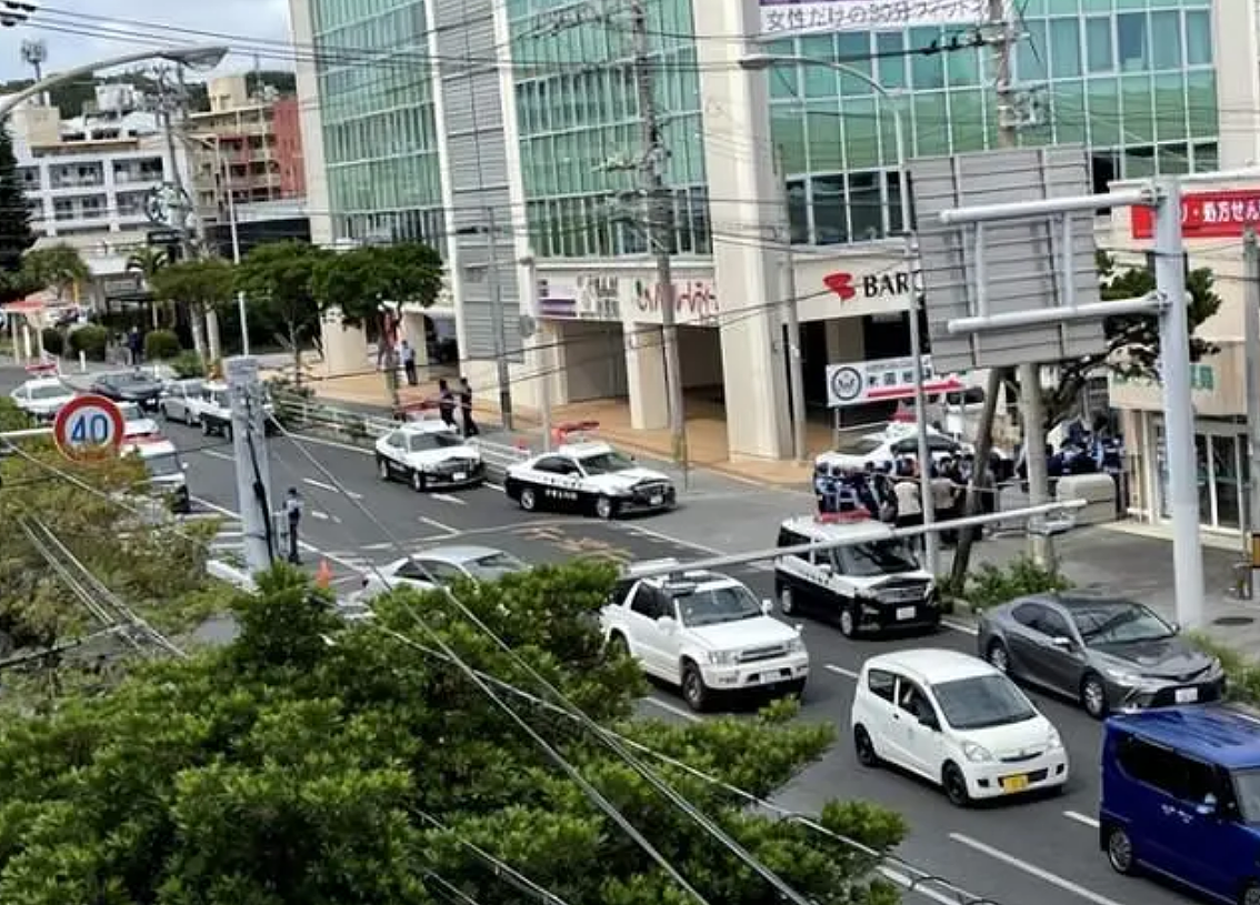 美驻冲绳总领馆附近突发，女子携带疑似爆炸物，警察与民众肢体冲突（组图） - 1