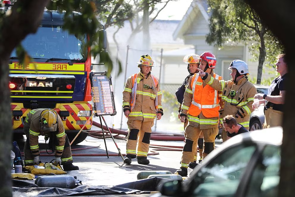 新西兰首都建筑致命大火，全是弱势群体；总理：全国类似建筑都有隐患，老板被挖出，​​​奥克兰民宅着火（组图） - 2