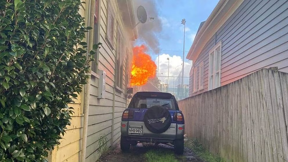 新西兰首都建筑致命大火，全是弱势群体；总理：全国类似建筑都有隐患，老板被挖出，​​​奥克兰民宅着火（组图） - 3