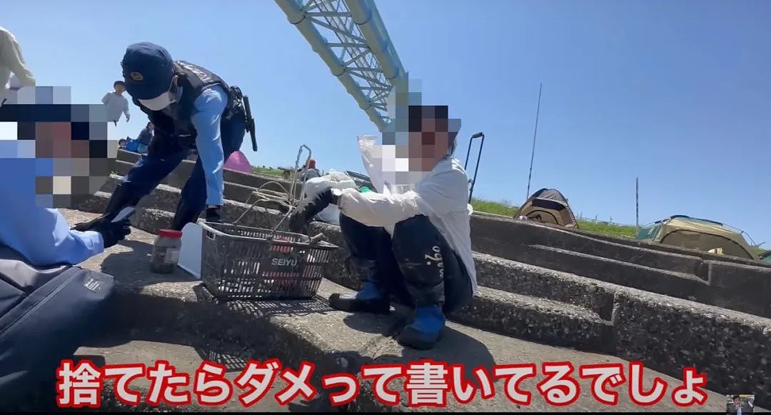 视频曝光！中国大妈挖牡蛎乱扔壳儿被日本警察带走，下跪求饶：我老人家放过我吧！（组图） - 7