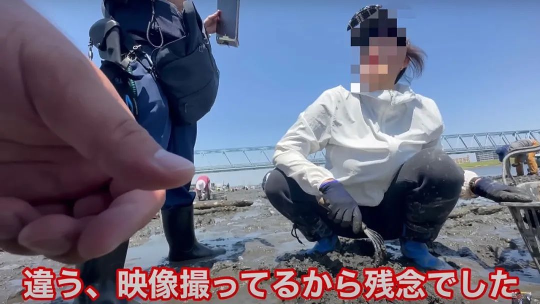 视频曝光！中国大妈挖牡蛎乱扔壳儿被日本警察带走，下跪求饶：我老人家放过我吧！（组图） - 5