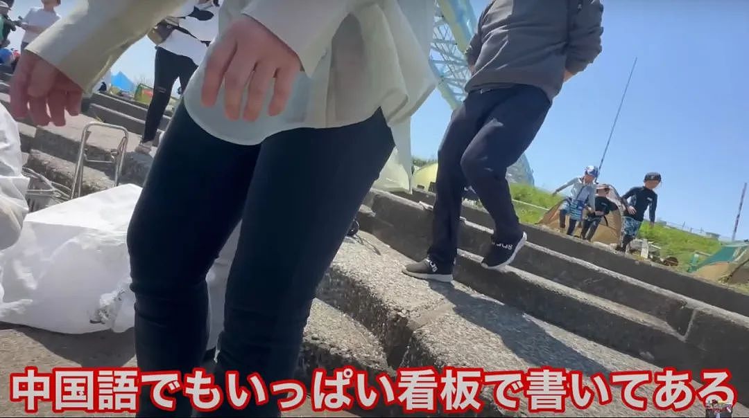视频曝光！中国大妈挖牡蛎乱扔壳儿被日本警察带走，下跪求饶：我老人家放过我吧！（组图） - 11