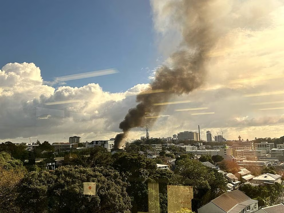新西兰首都建筑致命大火，全是弱势群体；总理：全国类似建筑都有隐患，老板被挖出，​​​奥克兰民宅着火（组图） - 1