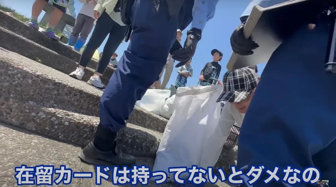 视频曝光！中国大妈挖牡蛎乱扔壳儿被日本警察带走，下跪求饶：我老人家放过我吧！（组图） - 6