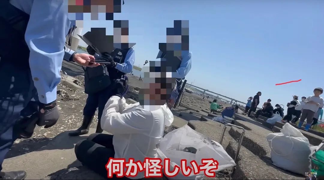 视频曝光！中国大妈挖牡蛎乱扔壳儿被日本警察带走，下跪求饶：我老人家放过我吧！（组图） - 9