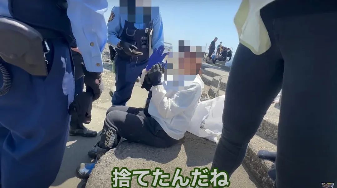 视频曝光！中国大妈挖牡蛎乱扔壳儿被日本警察带走，下跪求饶：我老人家放过我吧！（组图） - 1