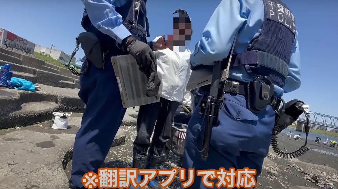 视频曝光！中国大妈挖牡蛎乱扔壳儿被日本警察带走，下跪求饶：我老人家放过我吧！（组图） - 4