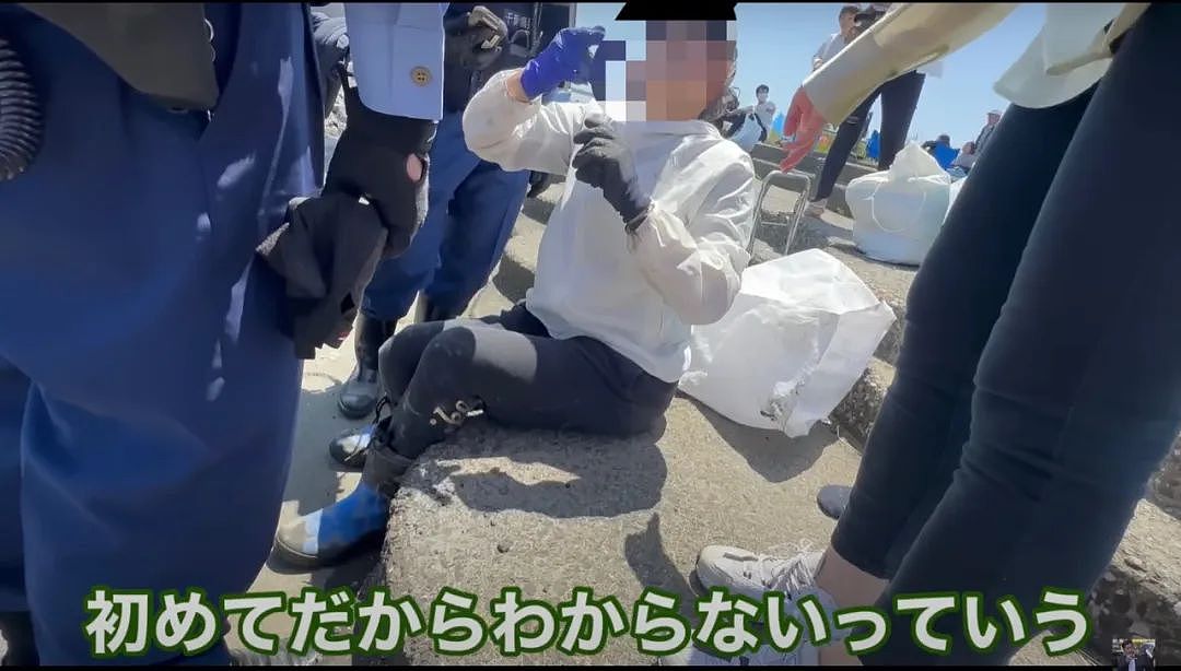 视频曝光！中国大妈挖牡蛎乱扔壳儿被日本警察带走，下跪求饶：我老人家放过我吧！（组图） - 10