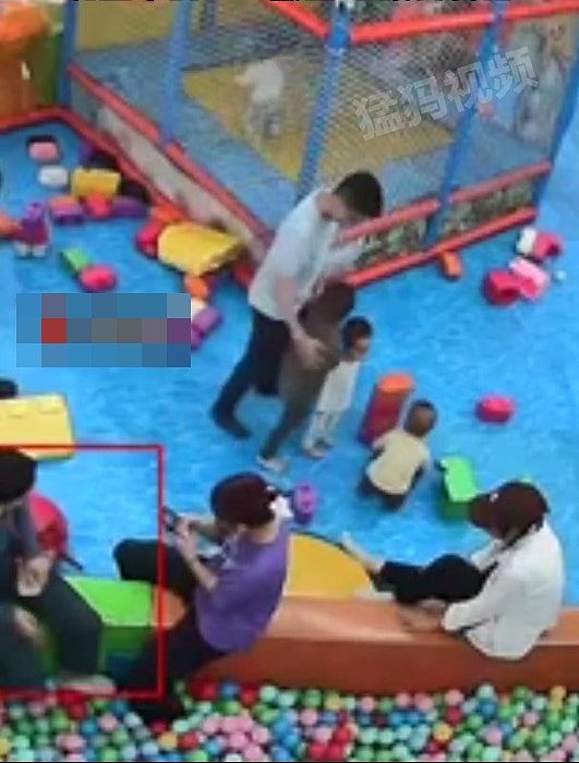 广西男子游乐场多次重摔男童被拘15日！网民暴怒：这种畜生应至少3个月（视频/组图） - 3