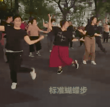 上海广场舞跳极乐净土，网友：这就是二次元老家上海吗？害怕老了融不进广场舞圈子...（视频/组图） - 3