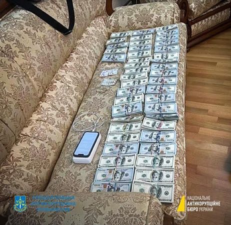 乌克兰“最高法院”院长被捕，沙发上铺满美钞现金（图） - 1
