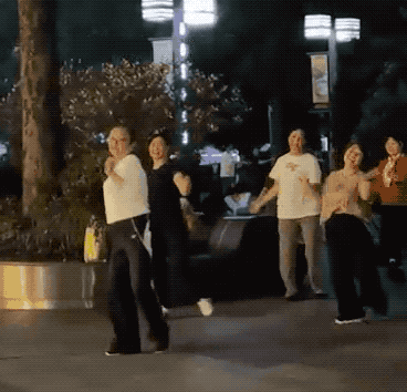 上海广场舞跳极乐净土，网友：这就是二次元老家上海吗？害怕老了融不进广场舞圈子...（视频/组图） - 6