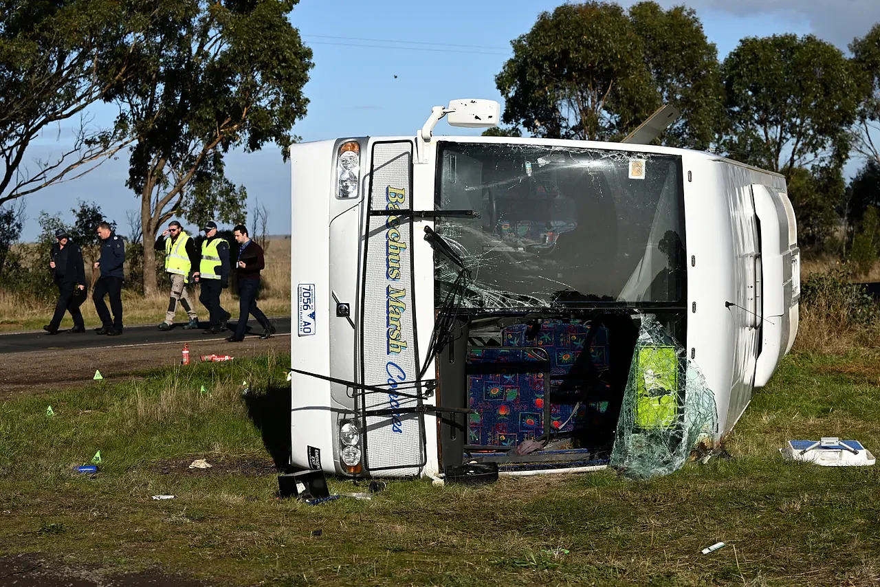 恐怖车祸！澳洲墨尔本小学校巴遭追撞侧翻，9重伤有人截肢（组图） - 2