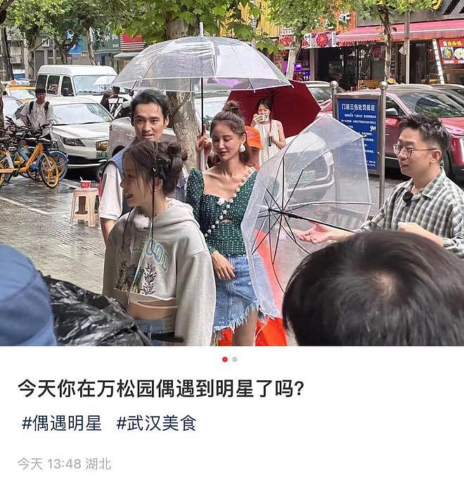 张歆艺与袁弘坐路边吃饭，瘦到脱相变纸片人，排骨胸筷子腿太吓人（组图） - 1