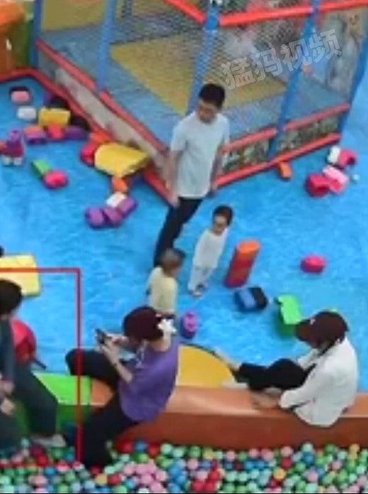 广西男子游乐场多次重摔男童被拘15日！网民暴怒：这种畜生应至少3个月（视频/组图） - 1
