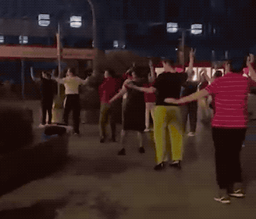 上海广场舞跳极乐净土，网友：这就是二次元老家上海吗？害怕老了融不进广场舞圈子...（视频/组图） - 4