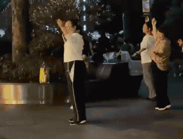 上海广场舞跳极乐净土，网友：这就是二次元老家上海吗？害怕老了融不进广场舞圈子...（视频/组图） - 5