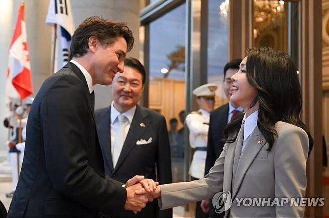 韩国第一夫人被特鲁多握住小手！硅胶脸罕见大笑，帅哥总理魅力足（组图） - 2