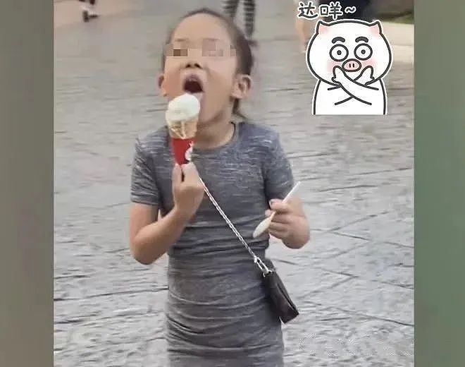 幼儿园女孩穿“包臀裙”惹争议，网友：她吃冰淇淋的样子，太风尘（组图） - 6