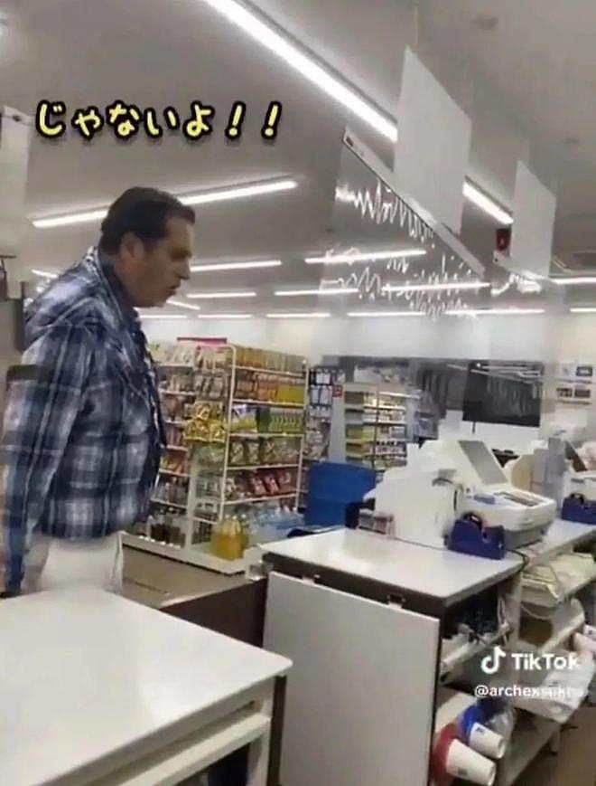 一外国男子辱骂711便利店员2分钟，大吼：去死！日本人死板没脑子（组图） - 3