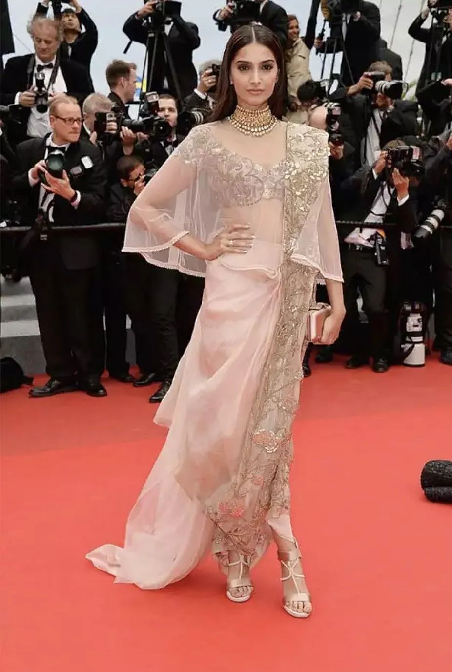 宝莱坞女星穿纱丽在戛纳红毯各种炫，一波惊艳文化输出打入欧美时尚界？（组图） - 26