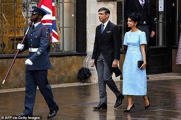 英国首相携富豪妻子到日本开会，妻子粉配绿好醒目，被称秘密武器（组图） - 2
