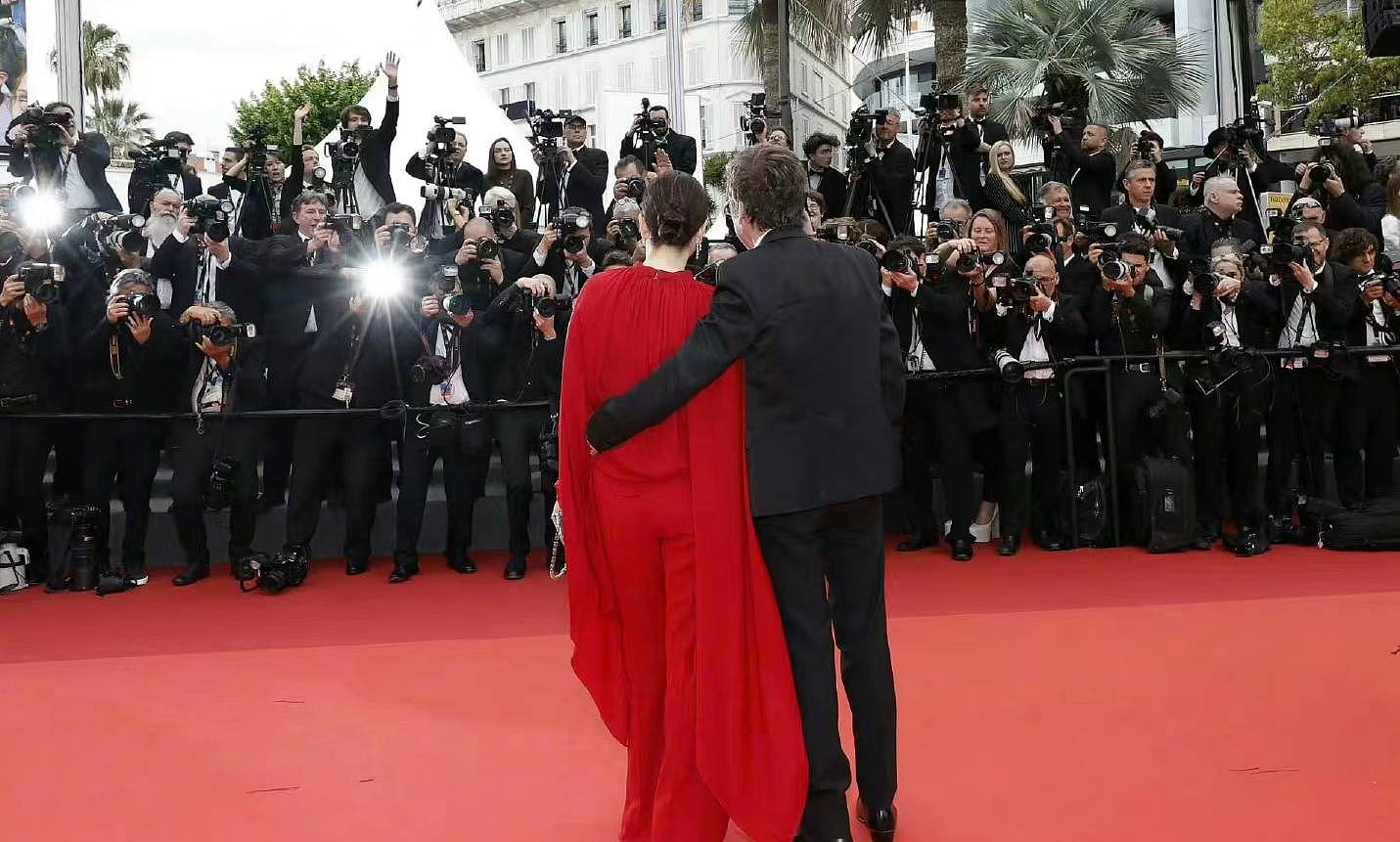 巩俐夫妇牵手走戛纳红毯，所有镜头对准他们，这就是“国宝”待遇（组图） - 16