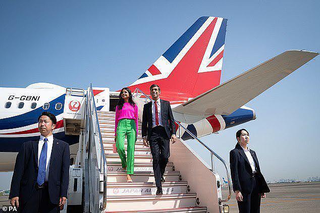 英国首相携富豪妻子到日本开会，妻子粉配绿好醒目，被称秘密武器（组图） - 1