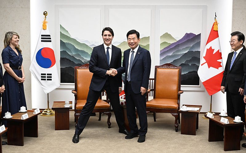 杜鲁多“开腿站”与南韩国会议长合照引热议！韩加两国人观感大不同（图） - 1