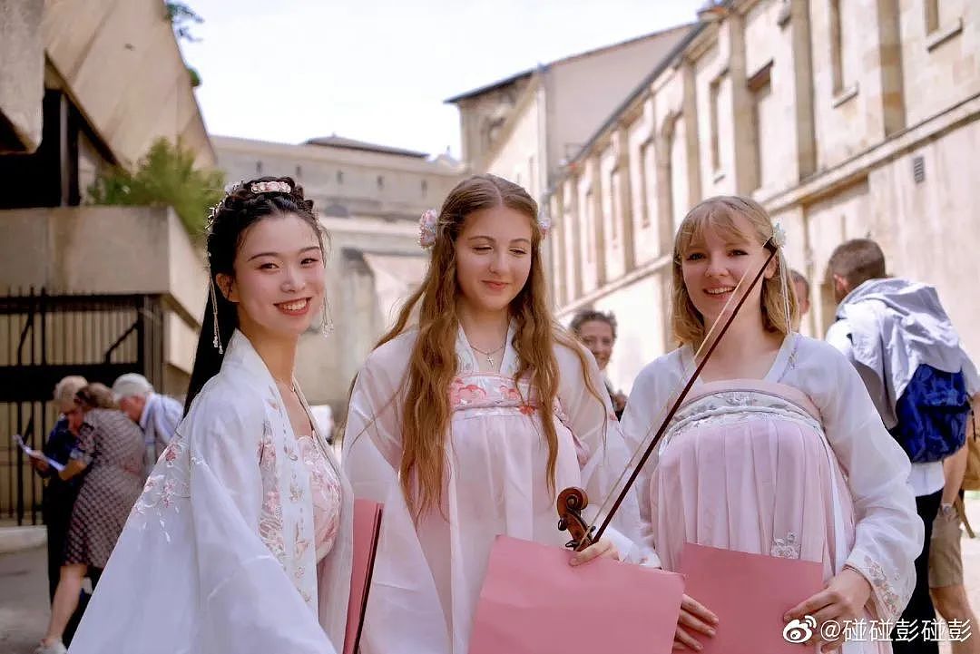 95后中国女留学生在法国街头“卖艺”，登上央视！3亿网友围观（组图） - 23