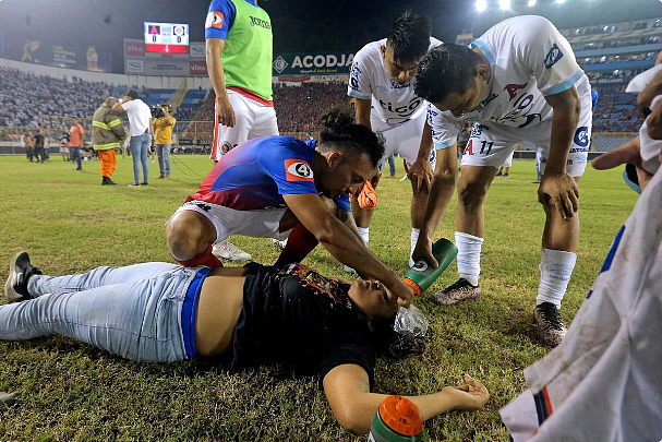 12死500伤！萨尔瓦多首都发生球场踩踏事件，疑因球迷买假票强行入场引发（视频/组图） - 1