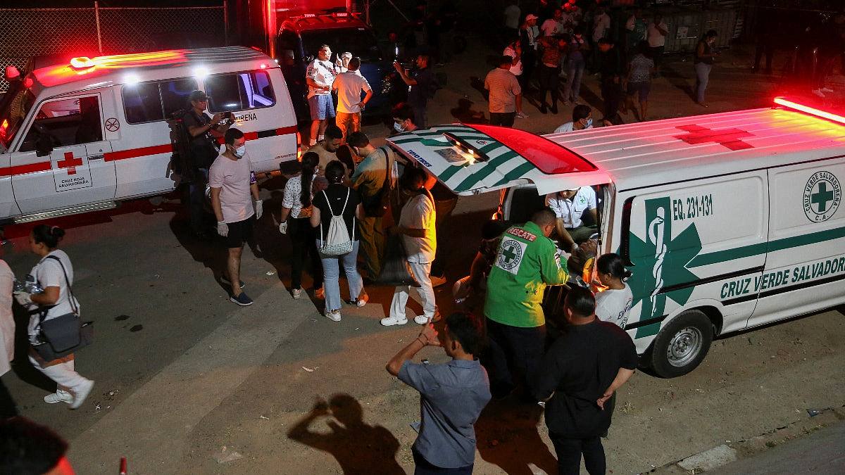 12死500伤！萨尔瓦多首都发生球场踩踏事件，疑因球迷买假票强行入场引发（视频/组图） - 2