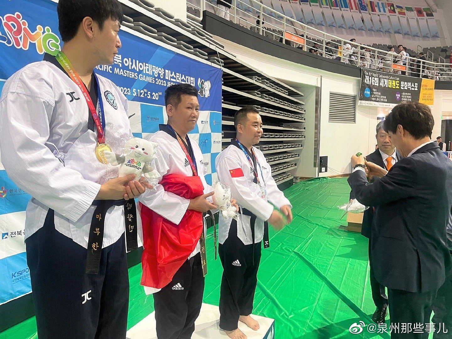 台运动员举五星红旗亮相颁奖台，网民：回归后任台湾省体育局长（组图） - 3
