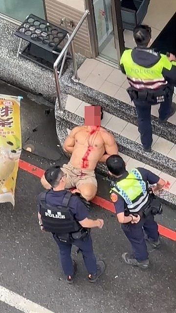 台28岁爆肌裸男遭警员制伏后仍被打到爆缸，警棍都打断（组图） - 3