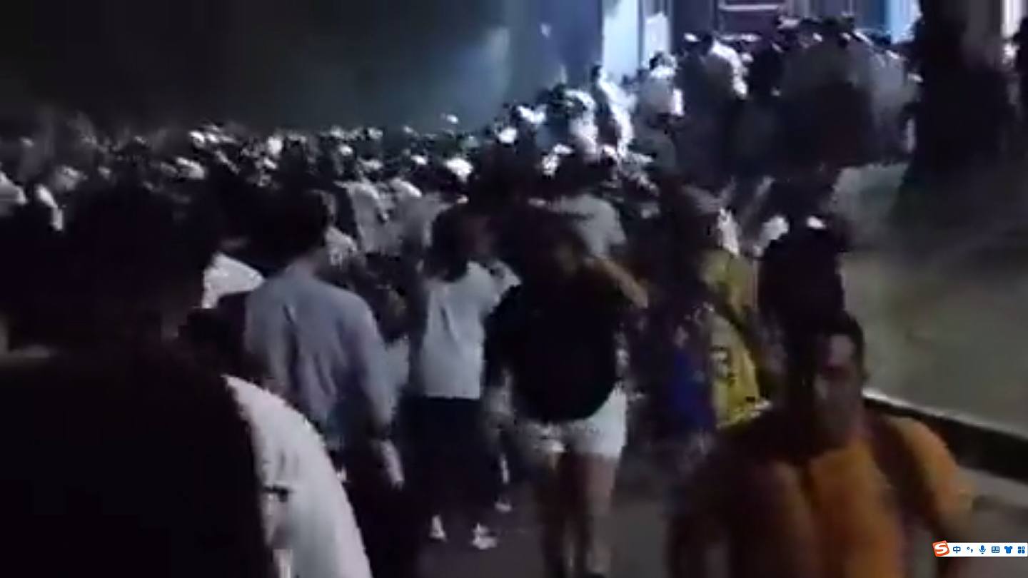 12死500伤！萨尔瓦多首都发生球场踩踏事件，疑因球迷买假票强行入场引发（视频/组图） - 4
