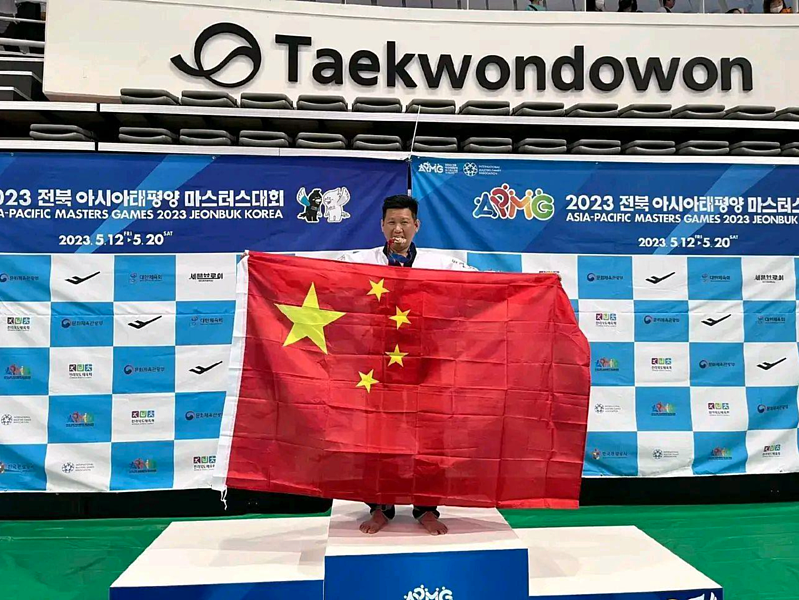 台湾跆拳道选手韩国夺铜，高举五星旗称当中国人很骄傲，微博网友嗨翻（组图） - 1