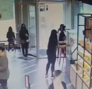 纽约法拉盛面包店光天化日遭非裔女砸场，店员顾客傻眼（视频/组图） - 1