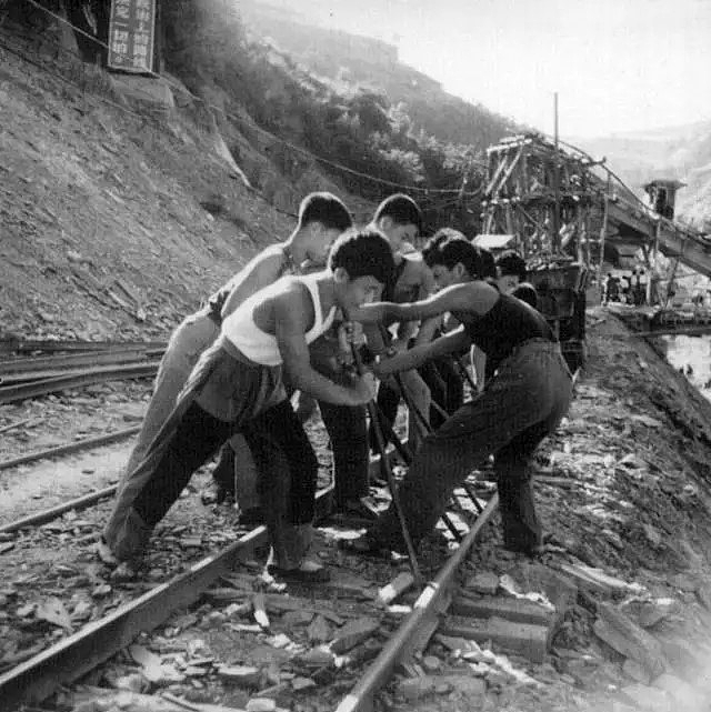 刘晓庆和郭达50年前修铁路，身边2000多人牺牲（组图） - 8