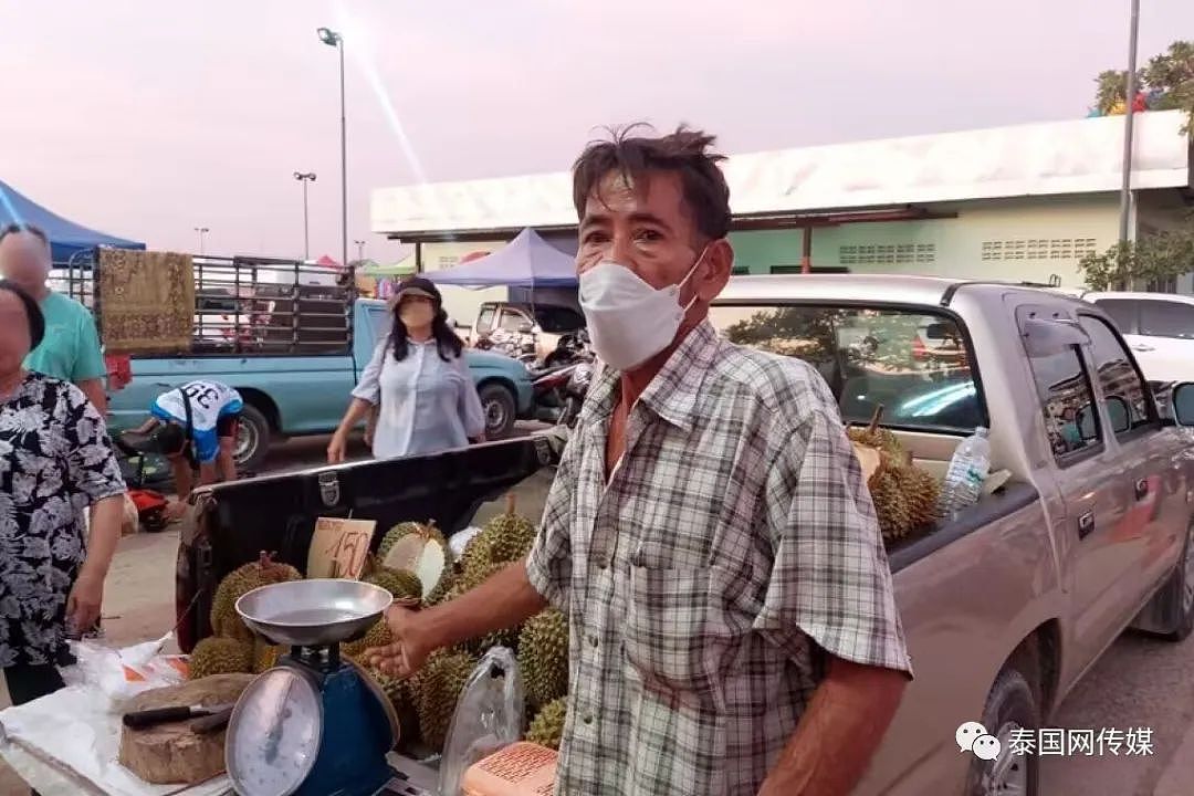 3名中国游客“大闹”泰国市场讨说法，疑因商贩出售“假榴莲”（组图） - 3