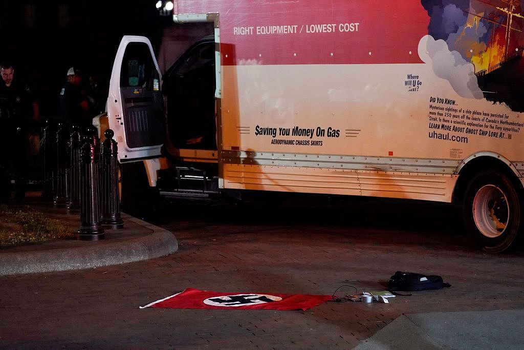 画面曝光！搬家货车2度冲撞白宫护栏，干员搜出“纳粹旗”（组图） - 2