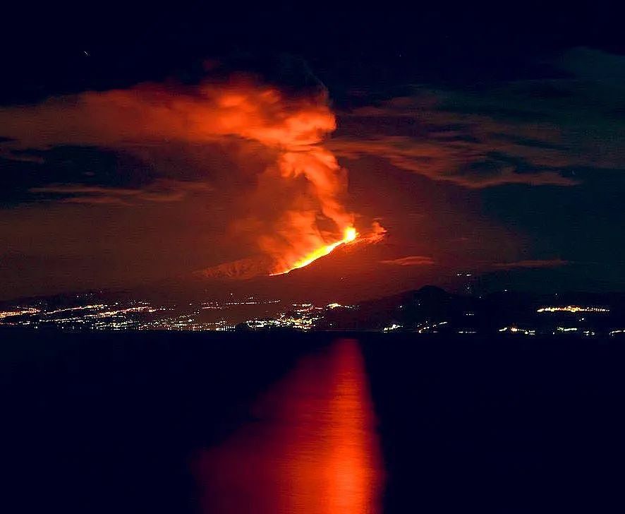 14人死亡3万人撤离！ 旅游胜地火山爆发，熔岩火山灰狂喷（组图） - 5