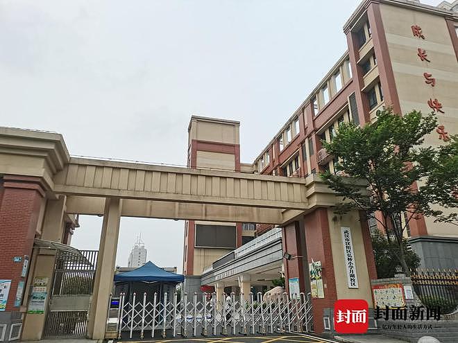 武汉一小学生校内被老师驾车碾轧致死；校方：老师已被警方带走（视频/图） - 1