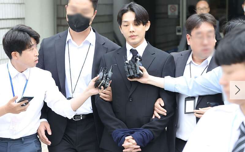 韩国巨星刘亚仁被捕画面曝光，同性伴侣也一同被捕（组图） - 2