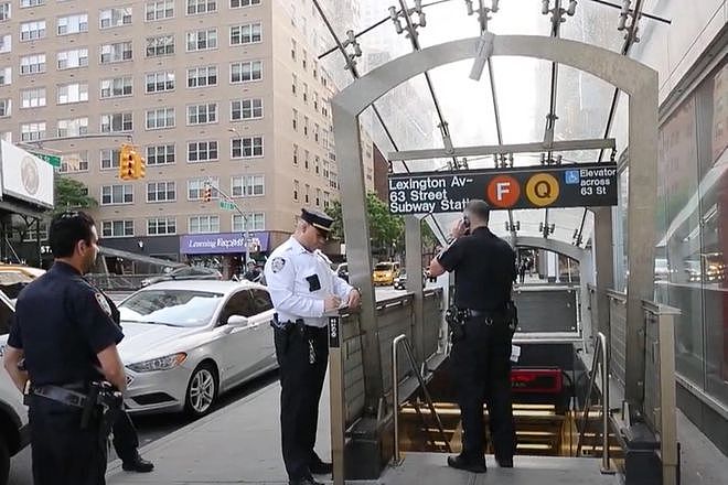 纽约地铁又发生伤人案：女子被推下铁轨，恐瘫痪（组图） - 5