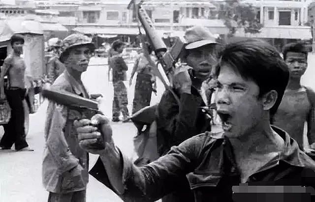 红色高棉：三年屠杀170万人，把女人烤成串吃掉（组图） - 3